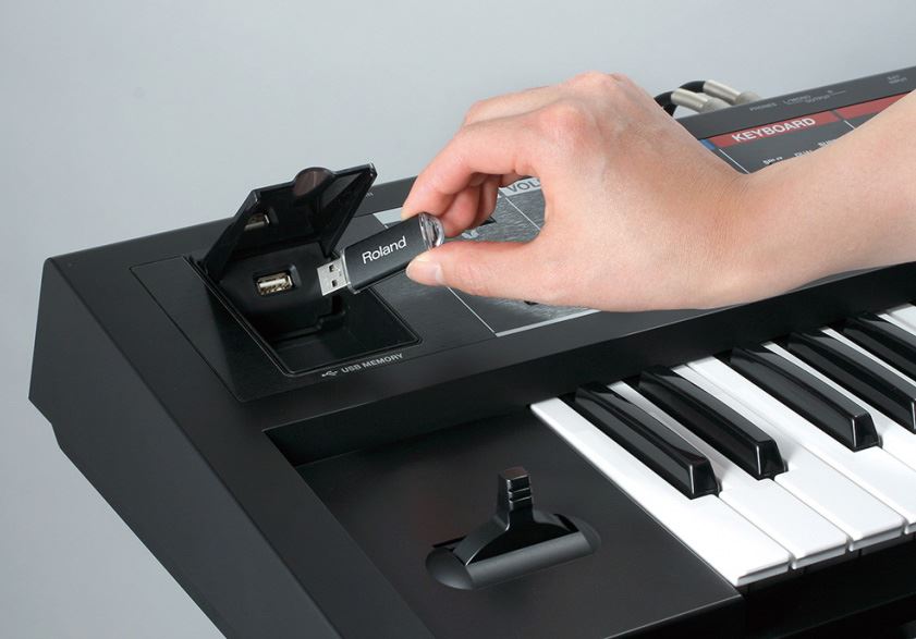 картинка Roland Juno Di магазин Multimusic являющийся официальным дистрибьютором в России картинка Roland Juno Di от магазина Multimusic
