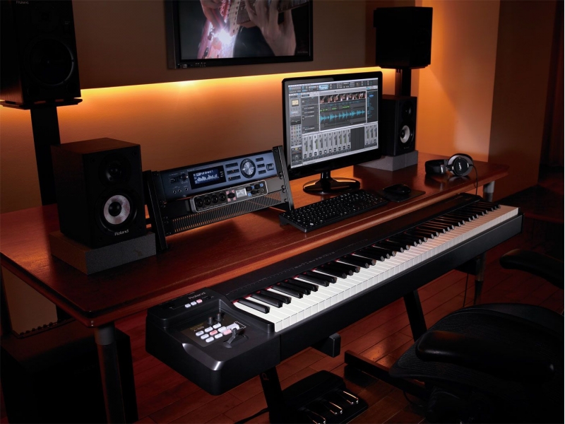 картинка Roland CUBE-MONITOR-220 магазин Multimusic являющийся официальным дистрибьютором в России картинка Roland CUBE-MONITOR-220 от магазина Multimusic